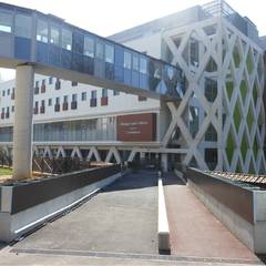 Passerelle reliant la clinique au bâtiment de consultations